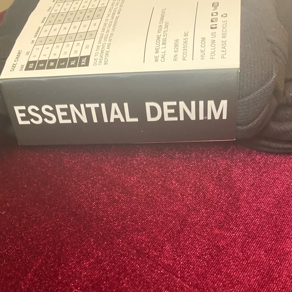HUE Essential Denim Capri Leggings. Size:  XL - Picture 3 of 6